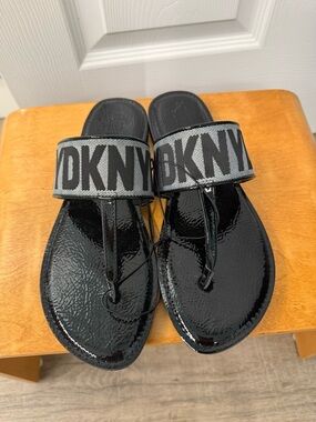DKNY Black Patent Thong Sandals with Logo Strap